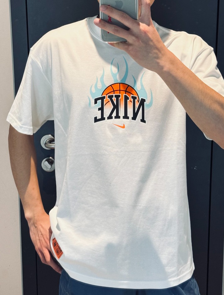 [해외] 나이키 CHBL 농구 프린트 화이트 티셔츠 반팔티 HF6156-100