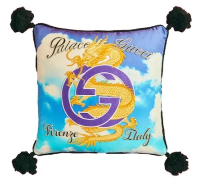 [해외] 구찌 팔라스 프린티드 실크 필로우 위드 패치스 Gucci Palace Printed silk pillow with patches